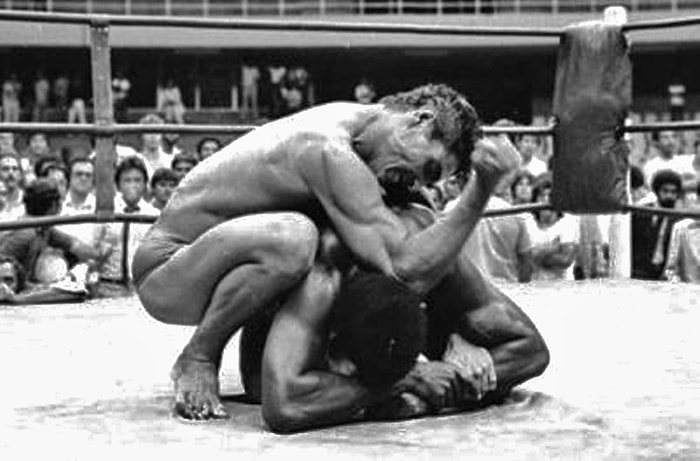 This is a photograph of Rickson vs Zulu in a Vale Tudo fight