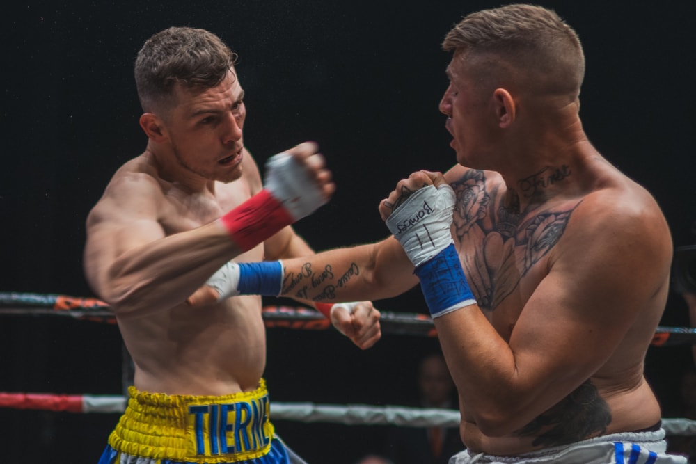 Two bare knuckle boxers fighting against eachother